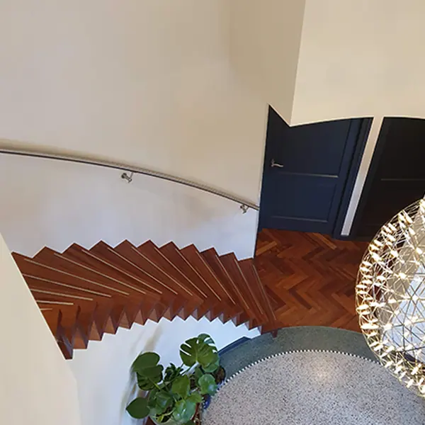 Rondgaande houten trap