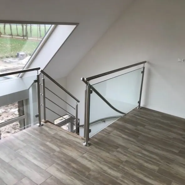 Trap met leuning van glas