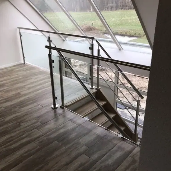 Trap met glazen balustrade