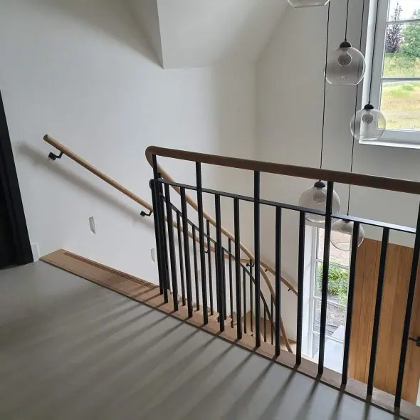 Onderkwart trap met balustrade