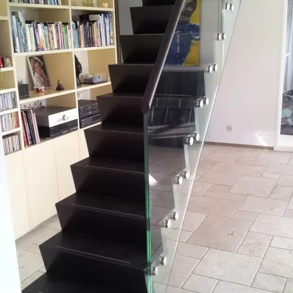 Z-trap met glazen balustrade