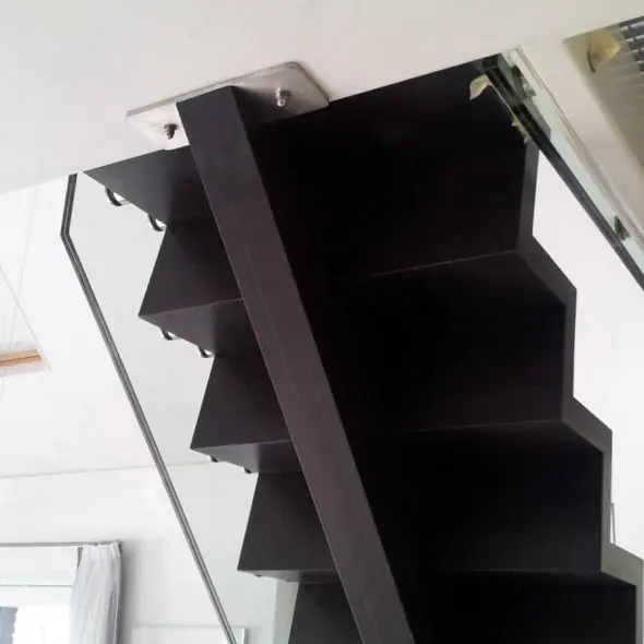 Zwarte trap op maat