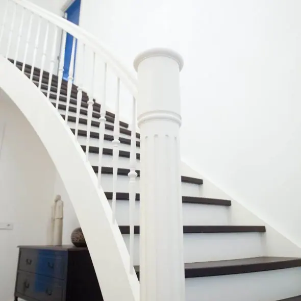 Witte steektrap met gebogen binnenboom