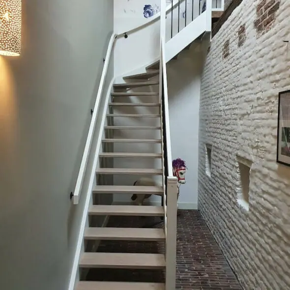 Landelijke hal met trap