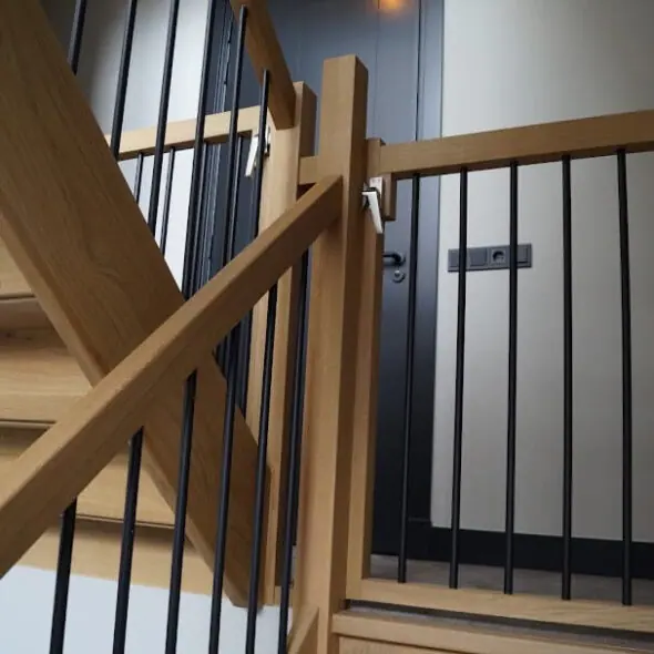 Staal met hout trapbalustrade
