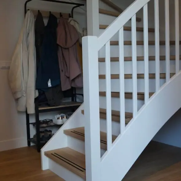 Trap met vuren hekwerk