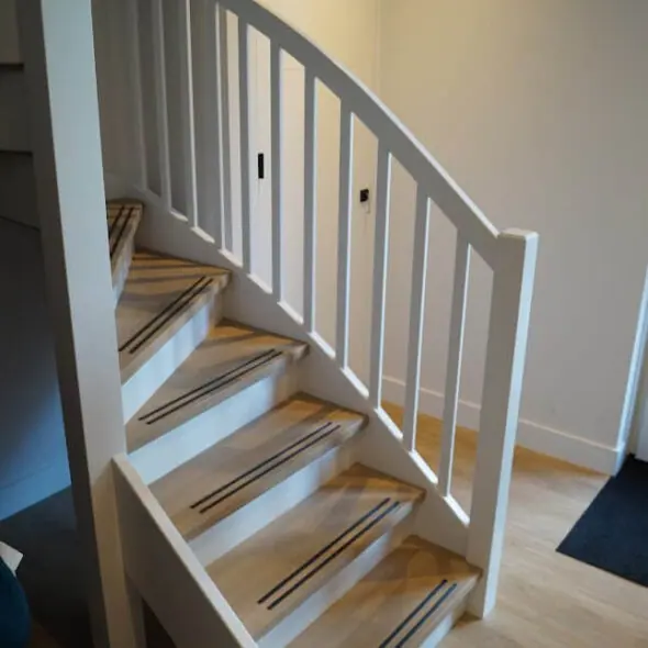 Trap van twee houtsoorten