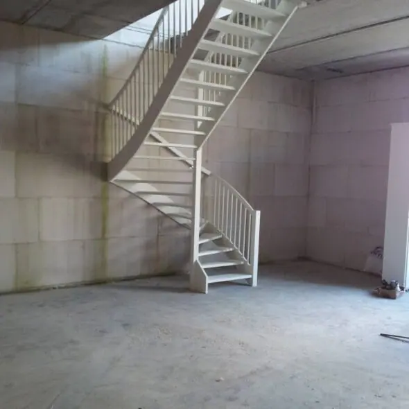 Vuren trap in lege hal