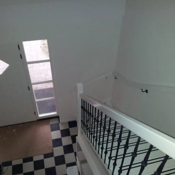 Vurenhouten trap stalen spijlen