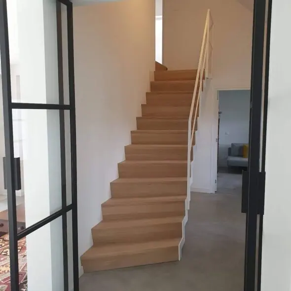 Witte z-trap vanuit metalen kozijn
