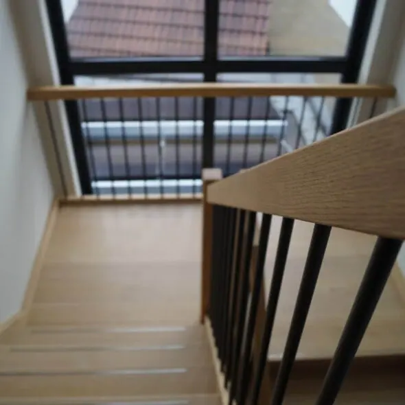 Bordestrap met metalen hekwerk