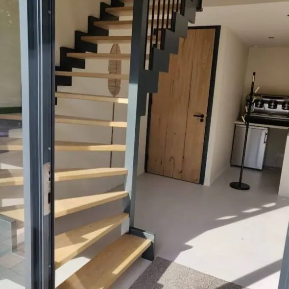 Houten trap met stalen look van buiten