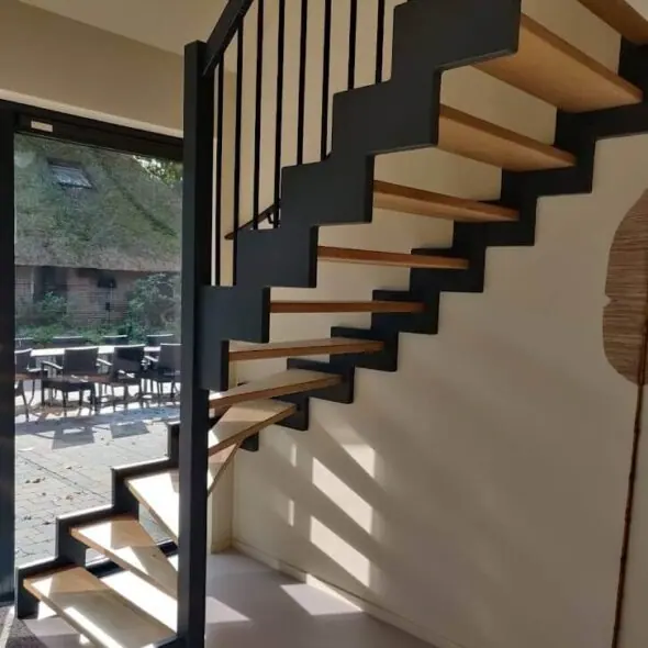 Houten trap met stalen look