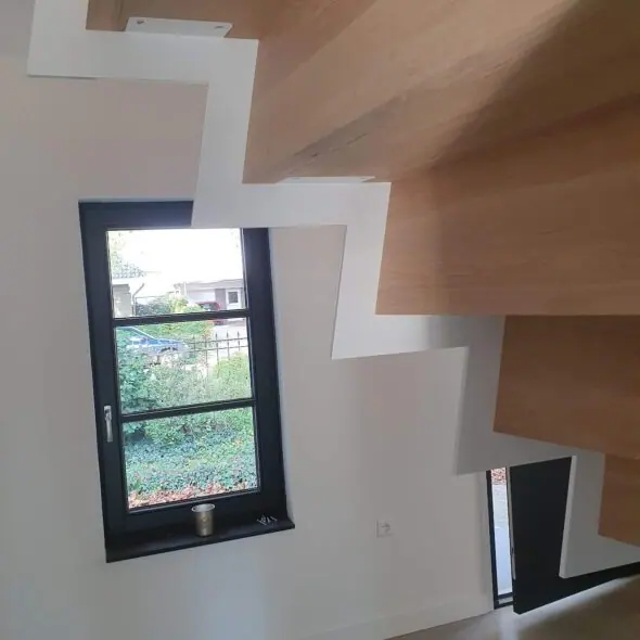 Onderkant van witte z-trap