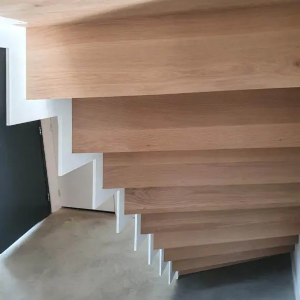 Witte stalen z-trap van onderen