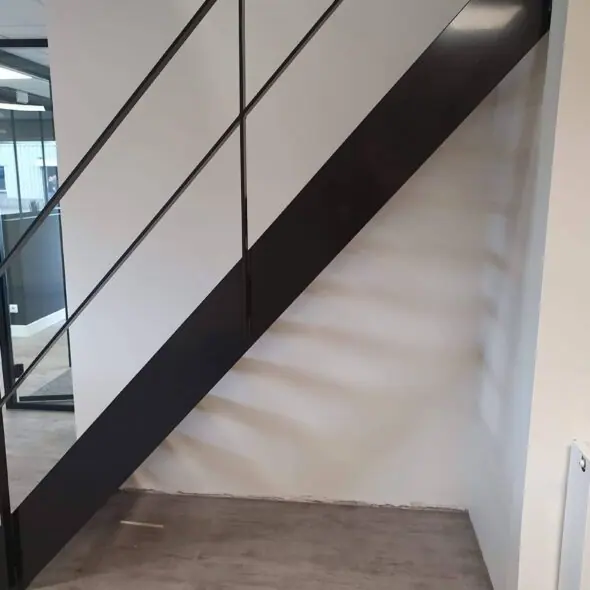 Zijkant metalen trap