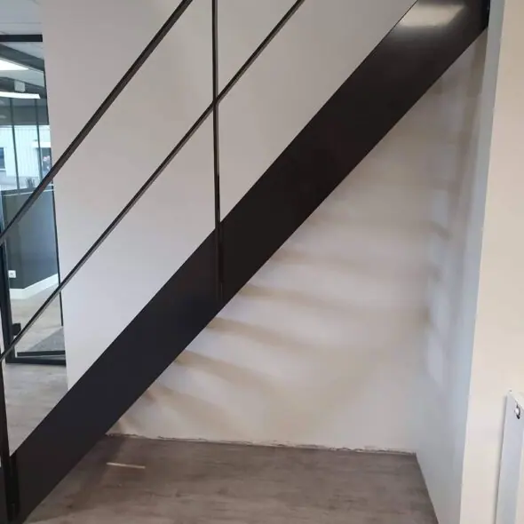 Zijkant stalen trap
