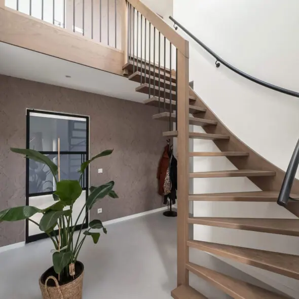 Eikenhouten onderkwart trap in hal