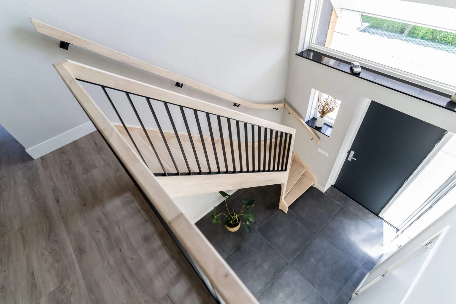 Onderkwart trap met slanke spillen