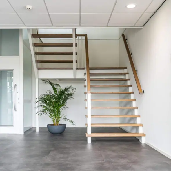 2 brede trappen in ruime hal