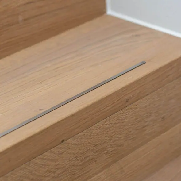 Eiken traptrede met RVS slijtstrip