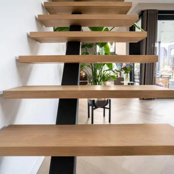 Stalen trapboom houten treden