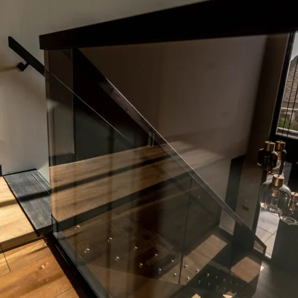 Donker glas op trap