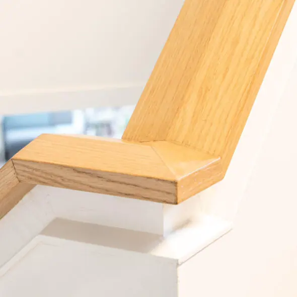 Trapleuningen op wand