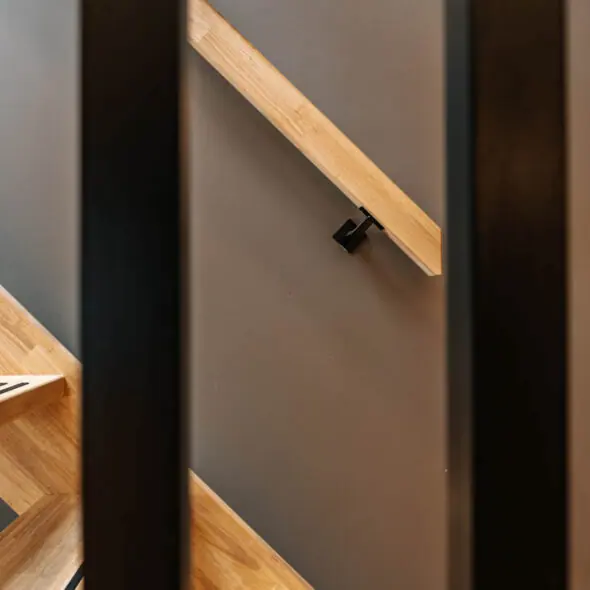 Zwarte rubberwood trapspijlen