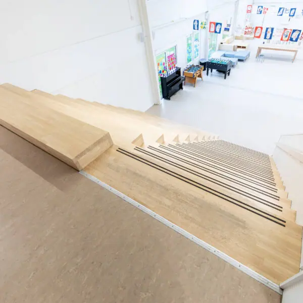 Houten tribune en trap