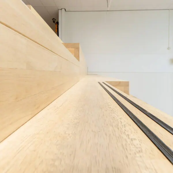 Traptrede van rubberwood
