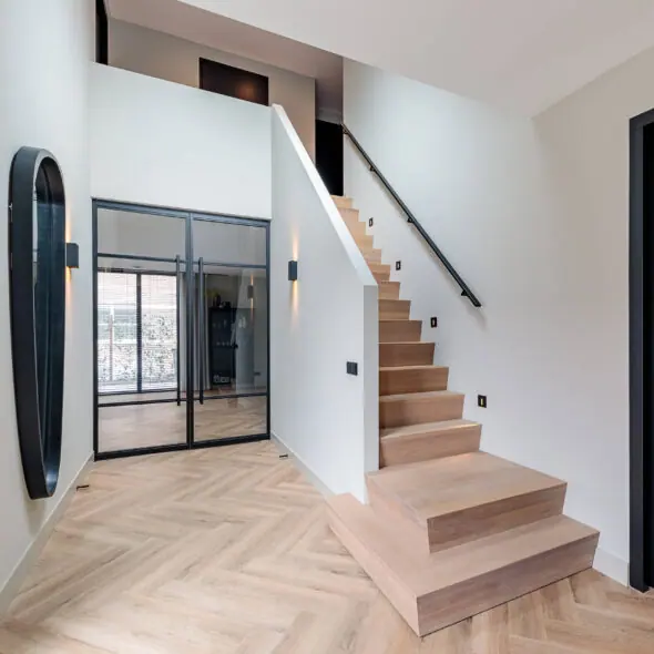 Moderne trap met bordes