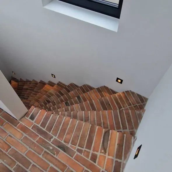 Betonnen trap met steenstrips