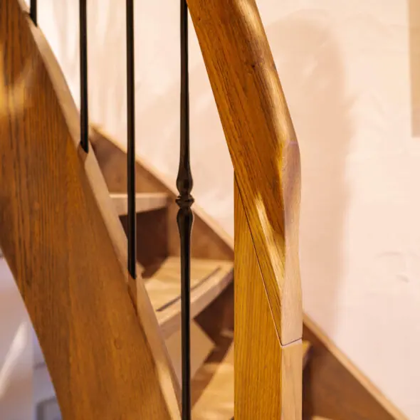 Leuning met smeedijzeren spijlen
