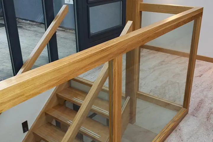 Trap met glazen balustrade