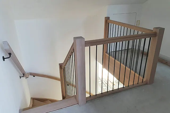 Houten trap met balustrade