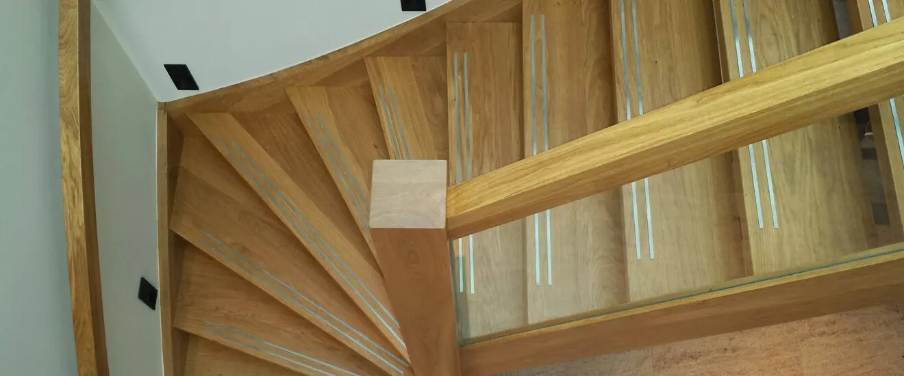 Trap met glazen balustrade