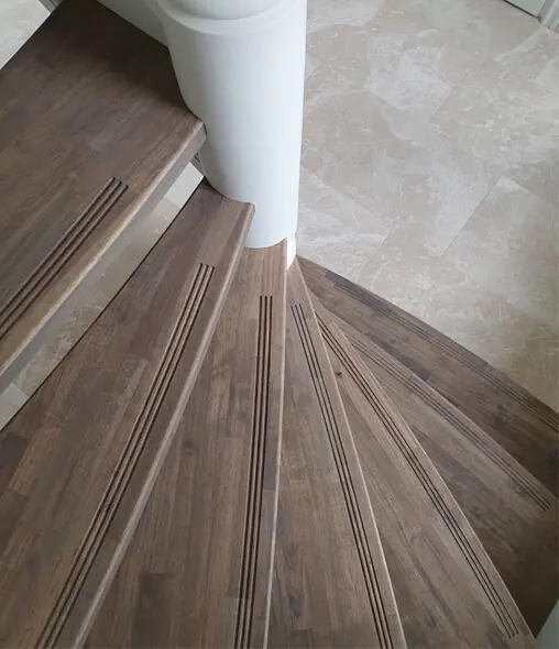 Rubberwood trap behandeling
