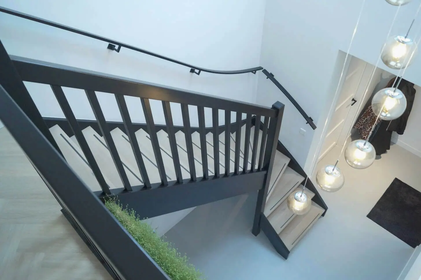 Onderkwart trap met plantenwaterval