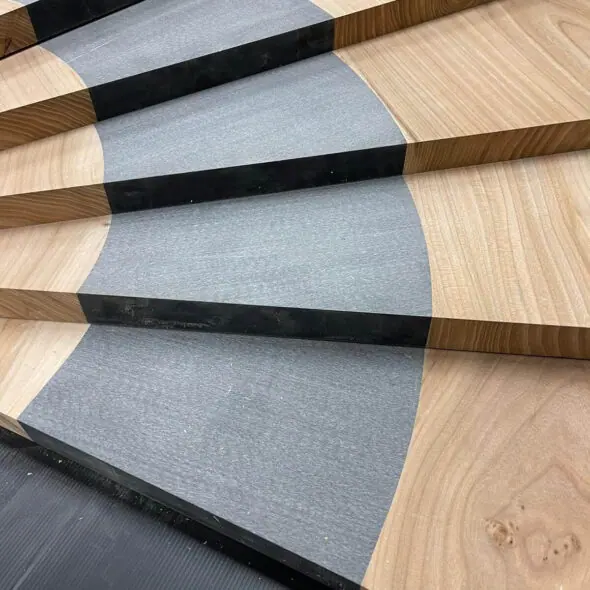 Hout met epoxy traptreden