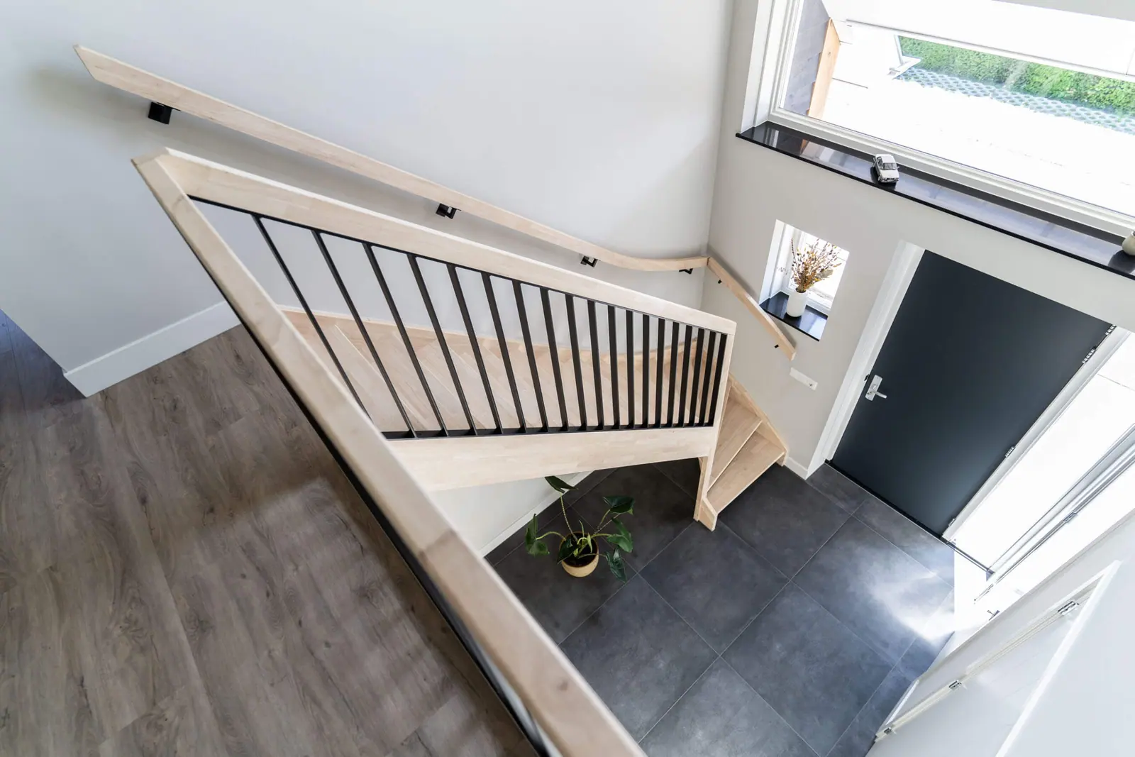 Onderkwart trap met slanke spillen