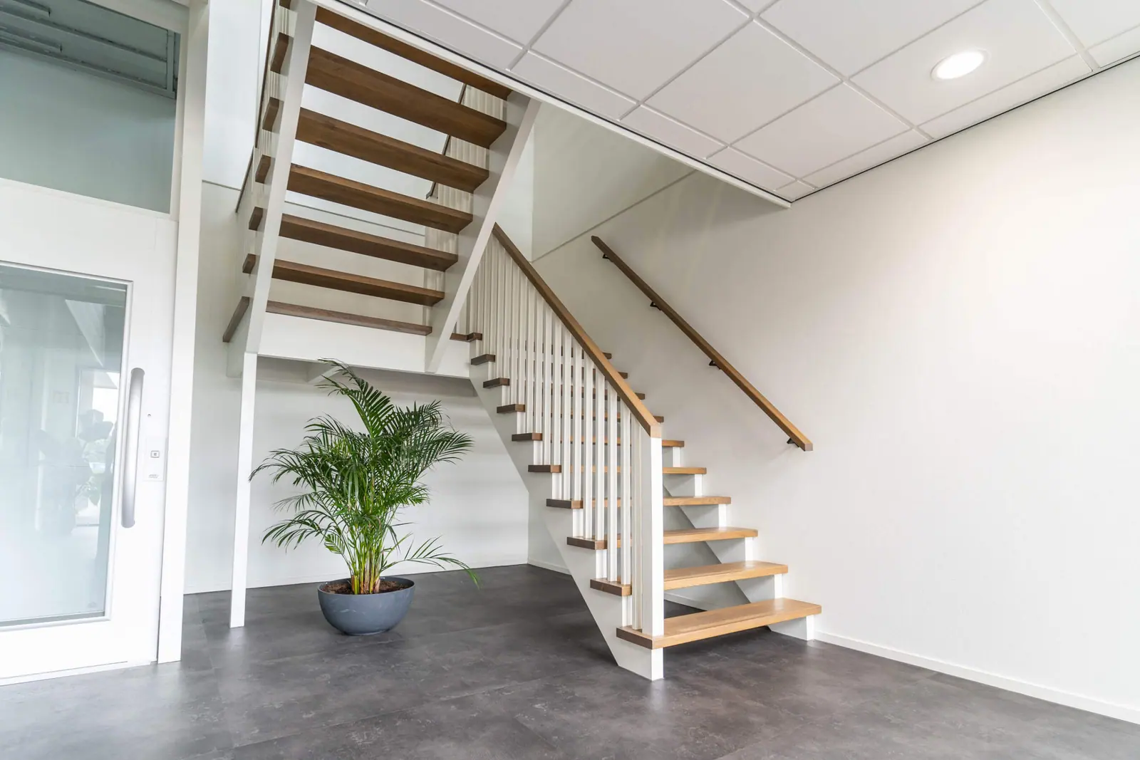 Zij-aanzicht brede trappen