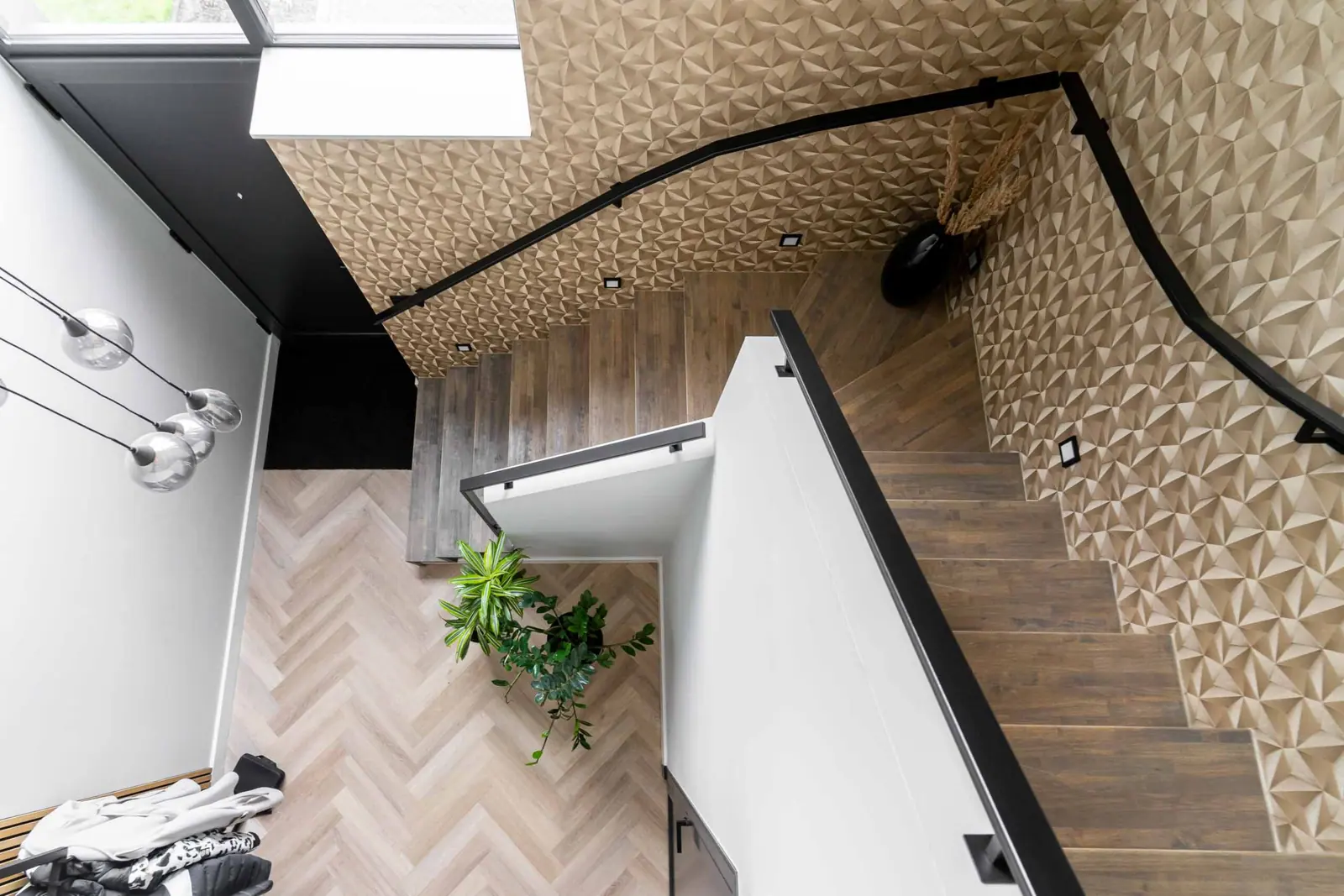 Luxe rubberwood z-trap in moderne woning