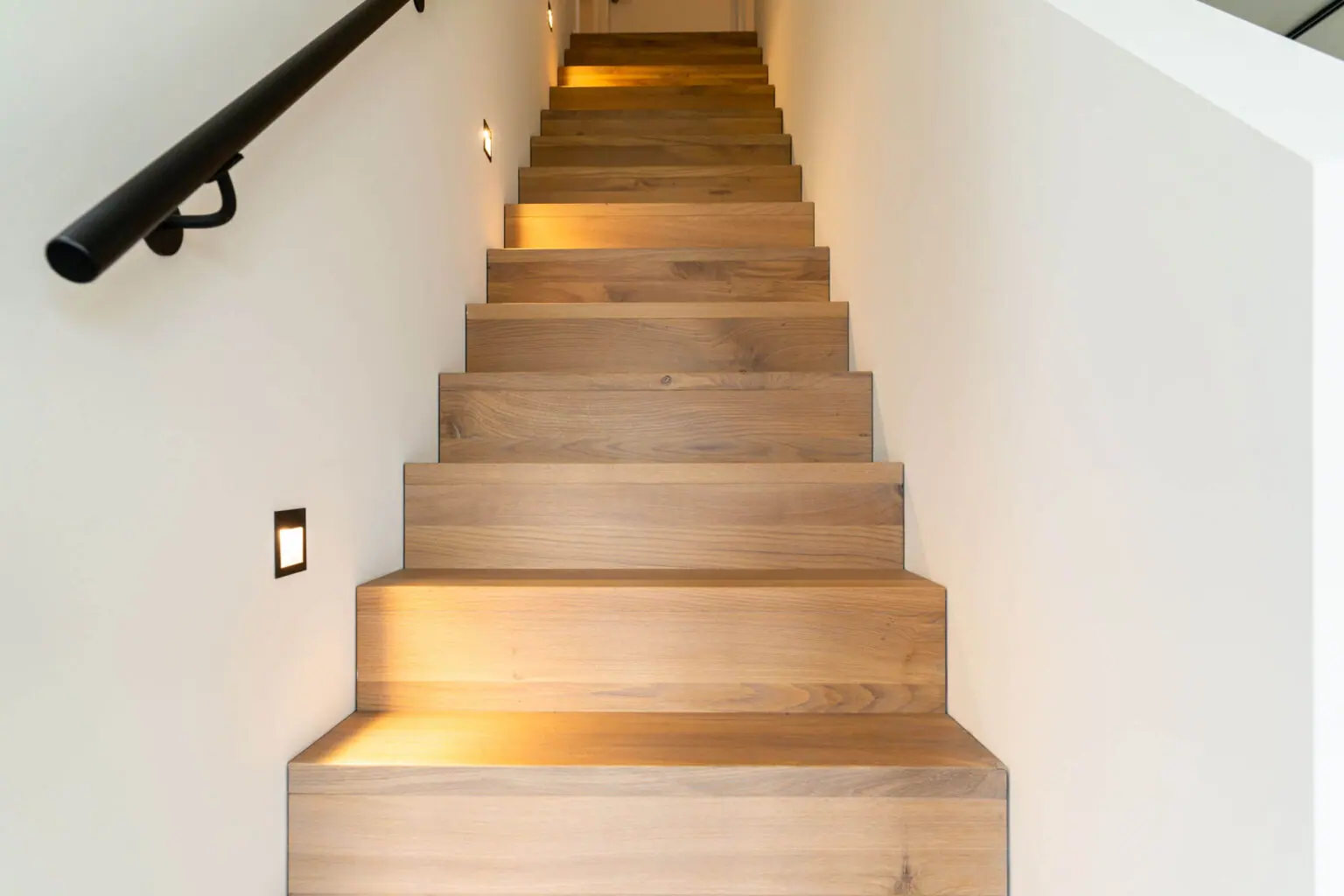 Verlichte eikenhouten trap