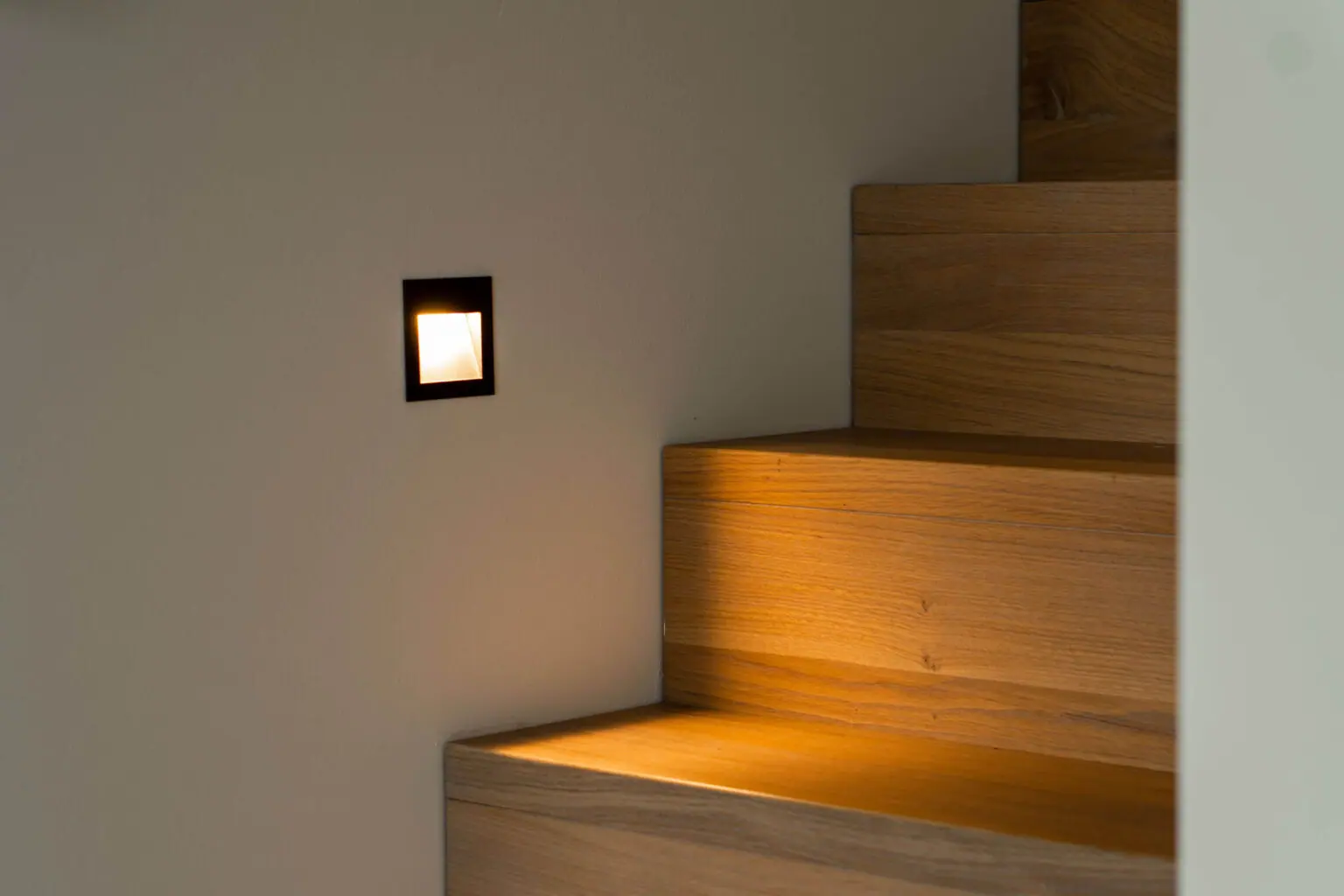 Verlichting op eiken trap