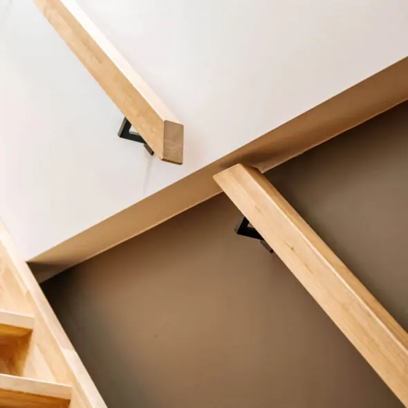 Leuningovergang op muur